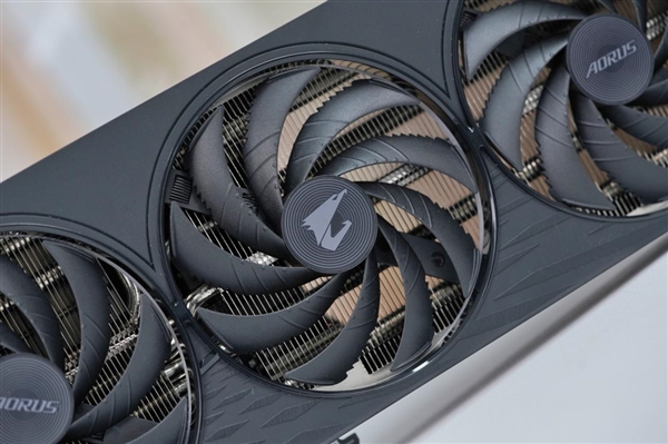 技嘉新甜点卡！小雕AORUS RTX 5060 ELITE 8GB显卡图赏