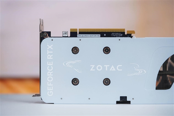 温润如玉！索泰RTX 5060月白显卡图赏