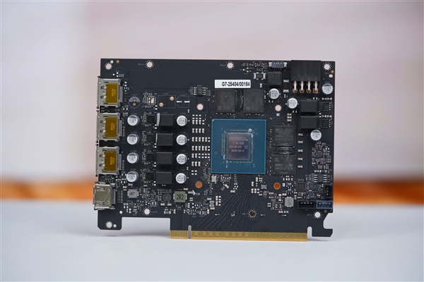 支持磁吸Logo灯！影驰RTX 5060魔刃显卡图赏