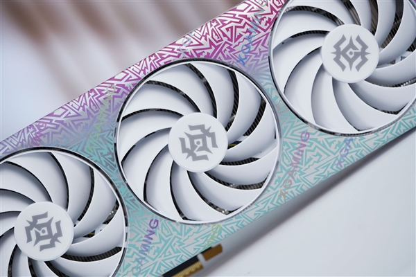 珠光变彩鲜明活泼！索泰RTX 5060 XGAMING OC显卡图赏