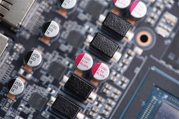 温润如玉！索泰RTX 5060月白显卡图赏