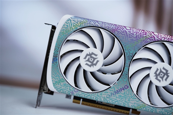 珠光变彩鲜明活泼！索泰RTX 5060 XGAMING OC显卡图赏