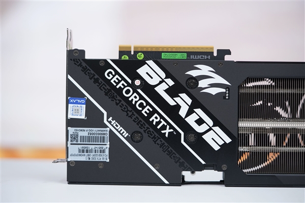 支持磁吸Logo灯！影驰RTX 5060魔刃显卡图赏