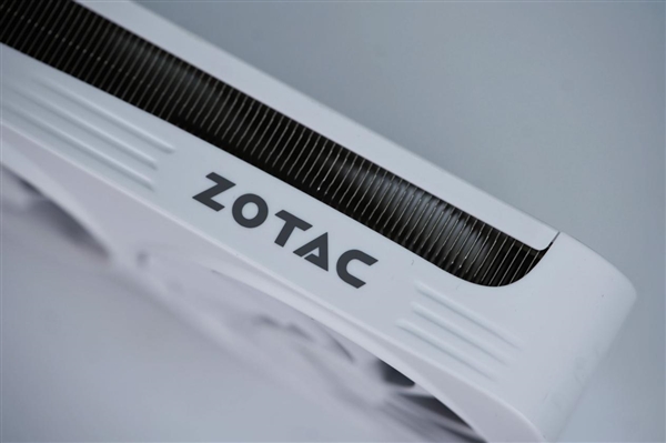 升级冰芯2.0散热 索泰RTX 5060月影显卡图赏