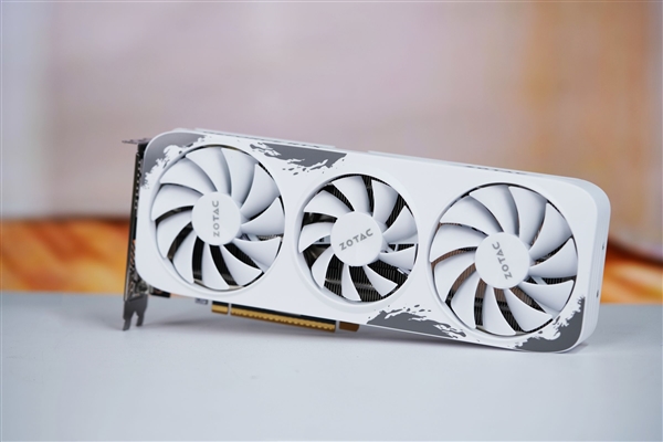 升级冰芯2.0散热 索泰RTX 5060月影显卡图赏