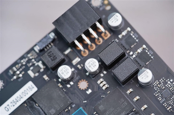 支持磁吸Logo灯！影驰RTX 5060魔刃显卡图赏