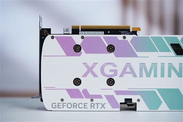 珠光变彩鲜明活泼！索泰RTX 5060 XGAMING OC显卡图赏