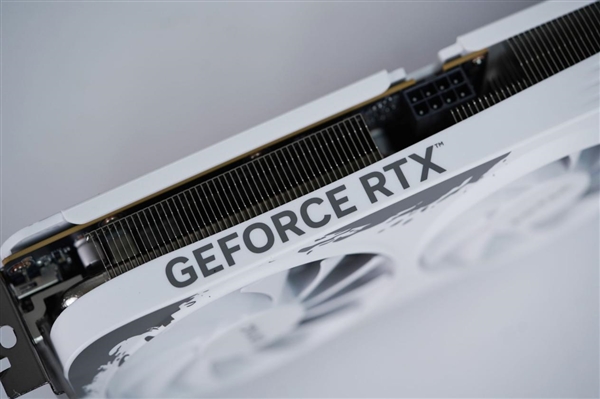 升级冰芯2.0散热 索泰RTX 5060月影显卡图赏