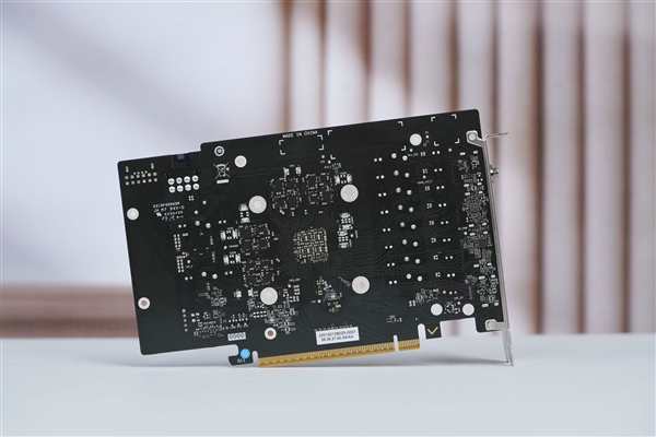 再续引力之环！七彩虹iGame RTX 5060 Adavanced OC显卡图赏