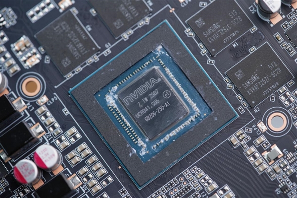 升级冰芯2.0散热 索泰RTX 5060月影显卡图赏