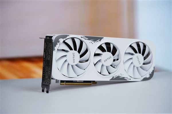 升级冰芯2.0散热 索泰RTX 5060月影显卡图赏