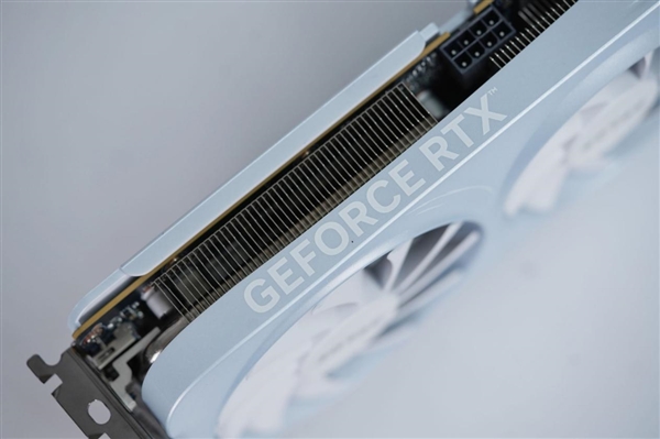 温润如玉！索泰RTX 5060月白显卡图赏