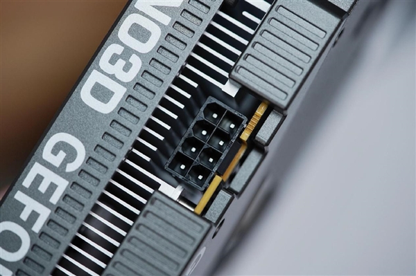 小巧双槽设计 映众RTX 5060曜夜显卡图赏