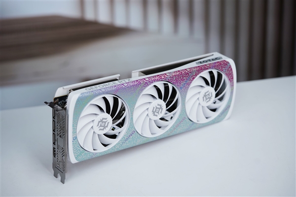 珠光变彩鲜明活泼！索泰RTX 5060 XGAMING OC显卡图赏