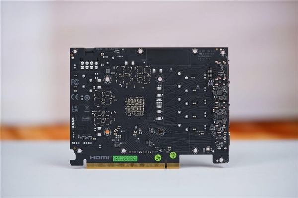 支持磁吸Logo灯！影驰RTX 5060魔刃显卡图赏