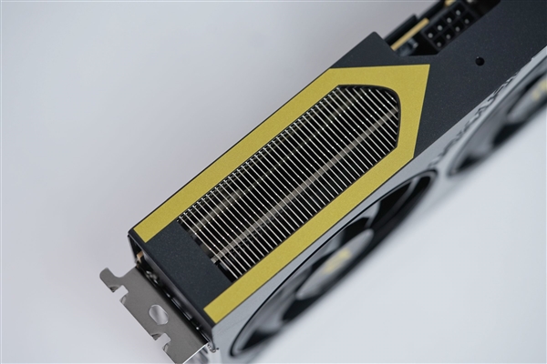 支持磁吸Logo灯！影驰RTX 5060魔刃显卡图赏