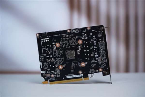 珠光变彩鲜明活泼！索泰RTX 5060 XGAMING OC显卡图赏