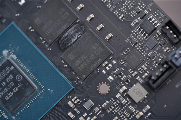 支持磁吸Logo灯！影驰RTX 5060魔刃显卡图赏