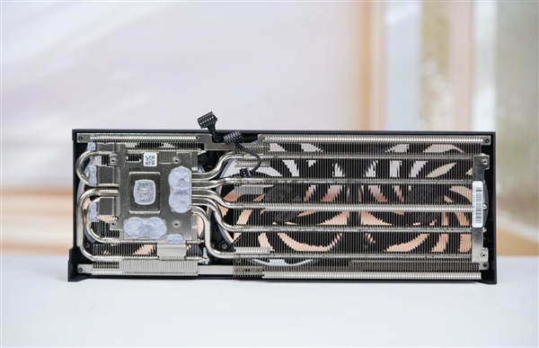 技嘉新甜点卡！小雕AORUS RTX 5060 ELITE 8GB显卡图赏