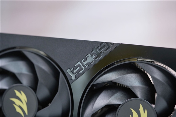 支持磁吸Logo灯！影驰RTX 5060魔刃显卡图赏