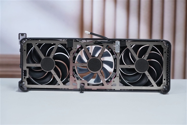 再续引力之环！七彩虹iGame RTX 5060 Adavanced OC显卡图赏