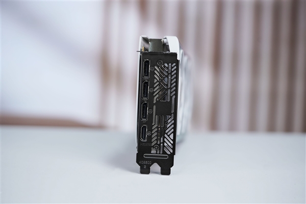 珠光变彩鲜明活泼！索泰RTX 5060 XGAMING OC显卡图赏