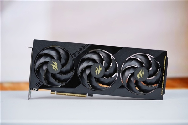 支持磁吸Logo灯！影驰RTX 5060魔刃显卡图赏