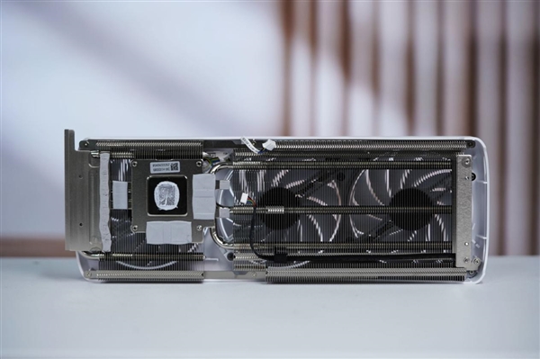 珠光变彩鲜明活泼！索泰RTX 5060 XGAMING OC显卡图赏