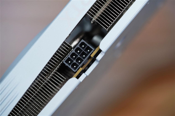 温润如玉！索泰RTX 5060月白显卡图赏