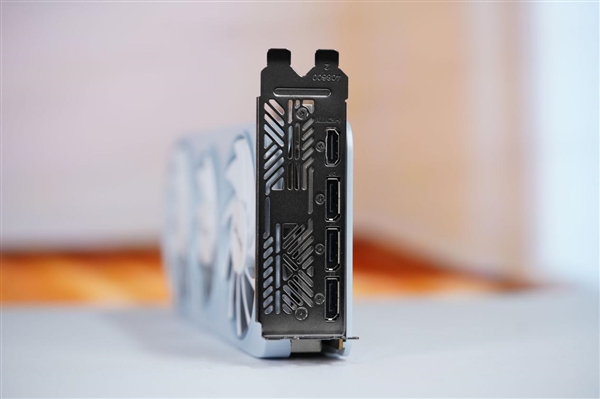 温润如玉！索泰RTX 5060月白显卡图赏