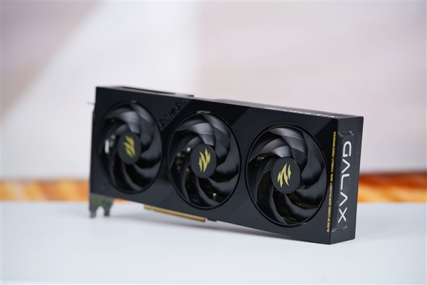 支持磁吸Logo灯！影驰RTX 5060魔刃显卡图赏