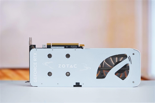 温润如玉！索泰RTX 5060月白显卡图赏