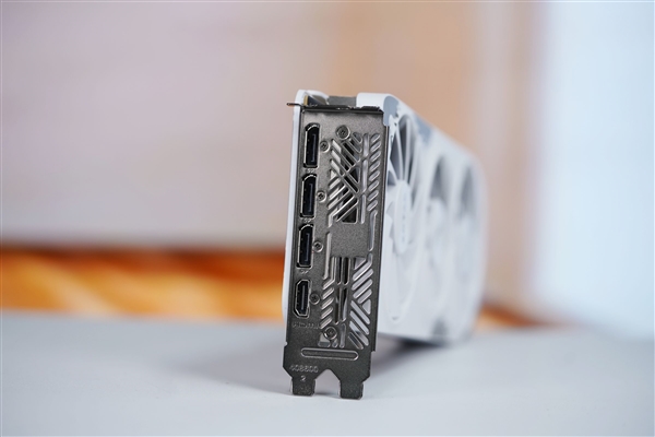 升级冰芯2.0散热 索泰RTX 5060月影显卡图赏