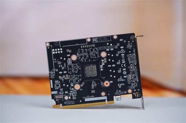 升级冰芯2.0散热 索泰RTX 5060月影显卡图赏