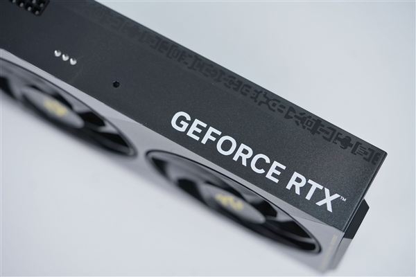 支持磁吸Logo灯！影驰RTX 5060魔刃显卡图赏