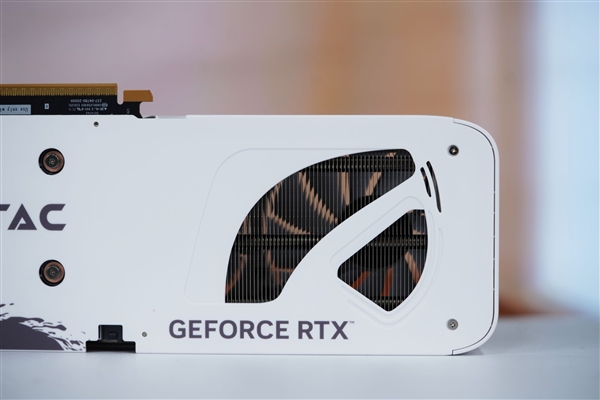 升级冰芯2.0散热 索泰RTX 5060月影显卡图赏