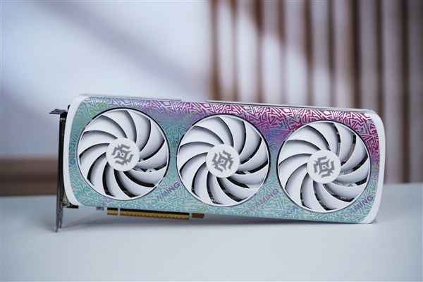 珠光变彩鲜明活泼！索泰RTX 5060 XGAMING OC显卡图赏