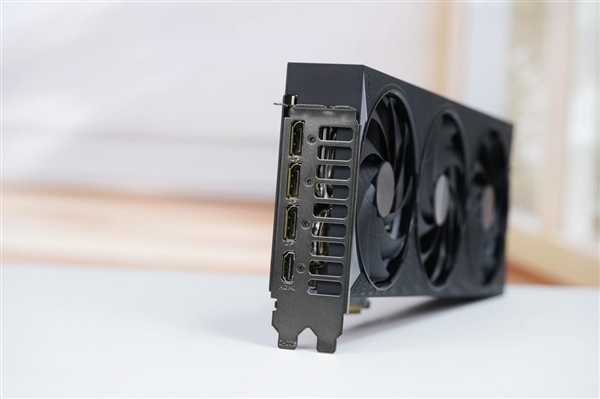 技嘉新甜点卡！小雕AORUS RTX 5060 ELITE 8GB显卡图赏