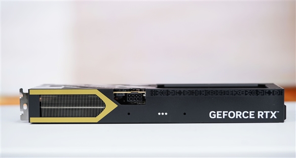 支持磁吸Logo灯！影驰RTX 5060魔刃显卡图赏