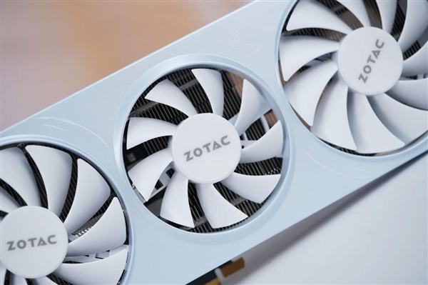 温润如玉！索泰RTX 5060月白显卡图赏