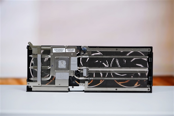 支持磁吸Logo灯！影驰RTX 5060魔刃显卡图赏