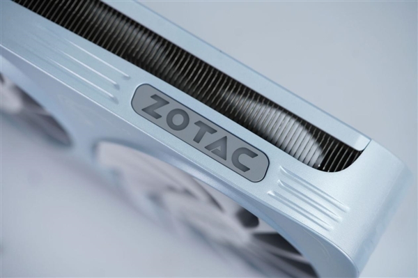 温润如玉！索泰RTX 5060月白显卡图赏