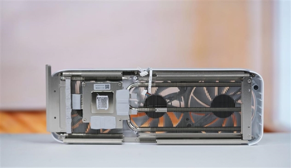 温润如玉！索泰RTX 5060月白显卡图赏