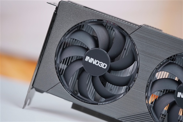 小巧双槽设计 映众RTX 5060曜夜显卡图赏