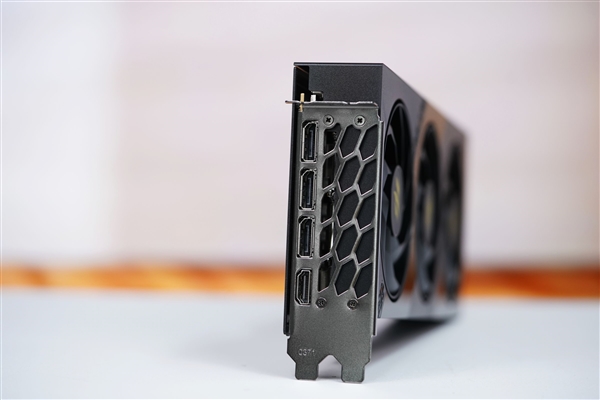 支持磁吸Logo灯！影驰RTX 5060魔刃显卡图赏