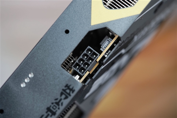 支持磁吸Logo灯！影驰RTX 5060魔刃显卡图赏