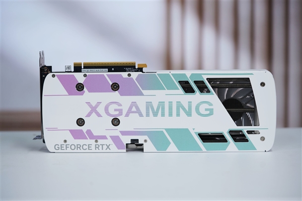 珠光变彩鲜明活泼！索泰RTX 5060 XGAMING OC显卡图赏