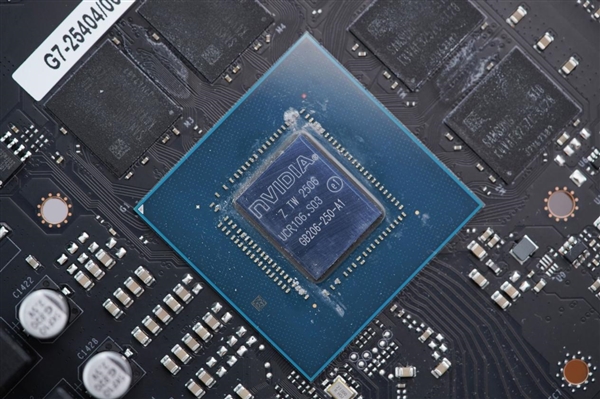 支持磁吸Logo灯！影驰RTX 5060魔刃显卡图赏