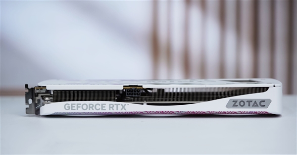 珠光变彩鲜明活泼！索泰RTX 5060 XGAMING OC显卡图赏