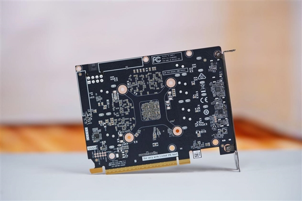 温润如玉！索泰RTX 5060月白显卡图赏